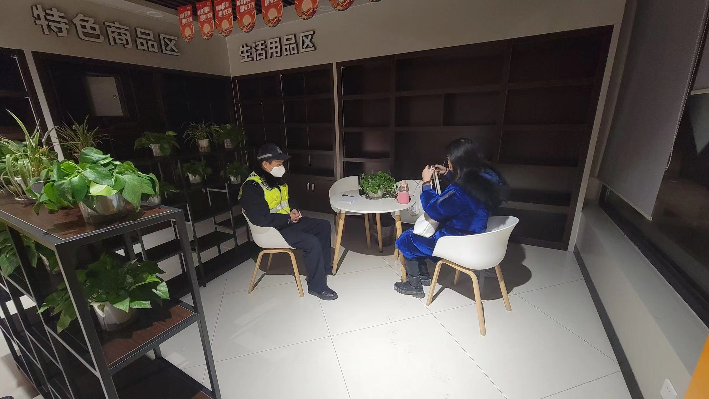 太危险！夫妻吵架妻子被扔高速 高速民警热心救助化解矛盾