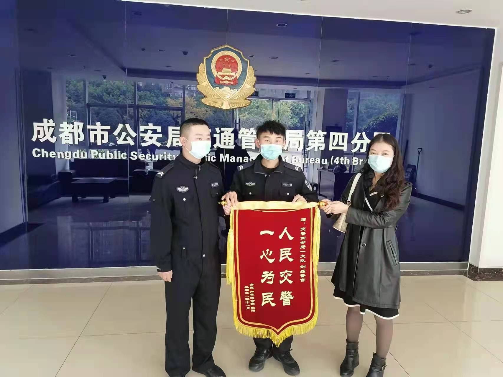 我为群众办实事 | 幼童被遗忘公交车内 成都交警及时寻回家人