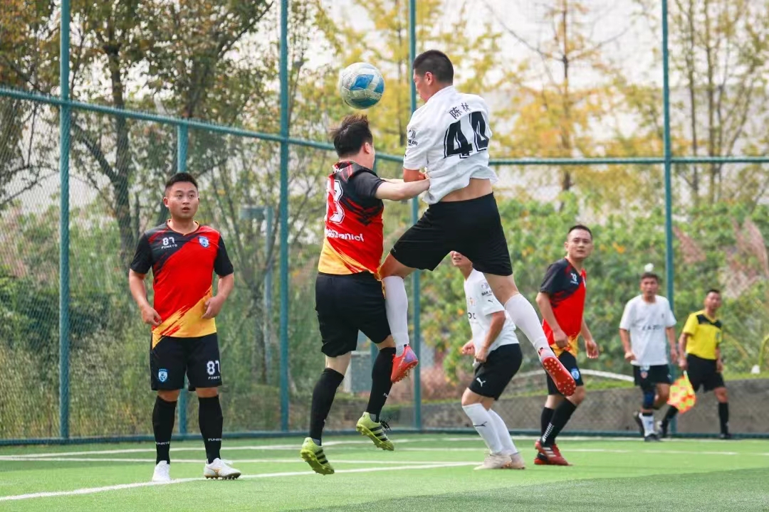 提档升级 第八届“天府杯”足球联赛全面开赛