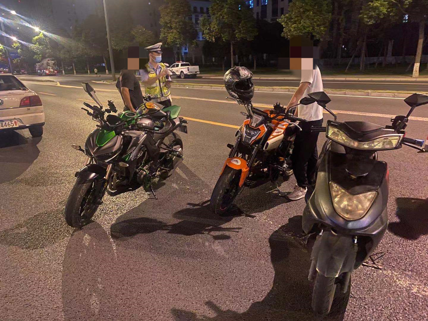 严查噪音扰民 成都交警开展摩托车专项整治行动