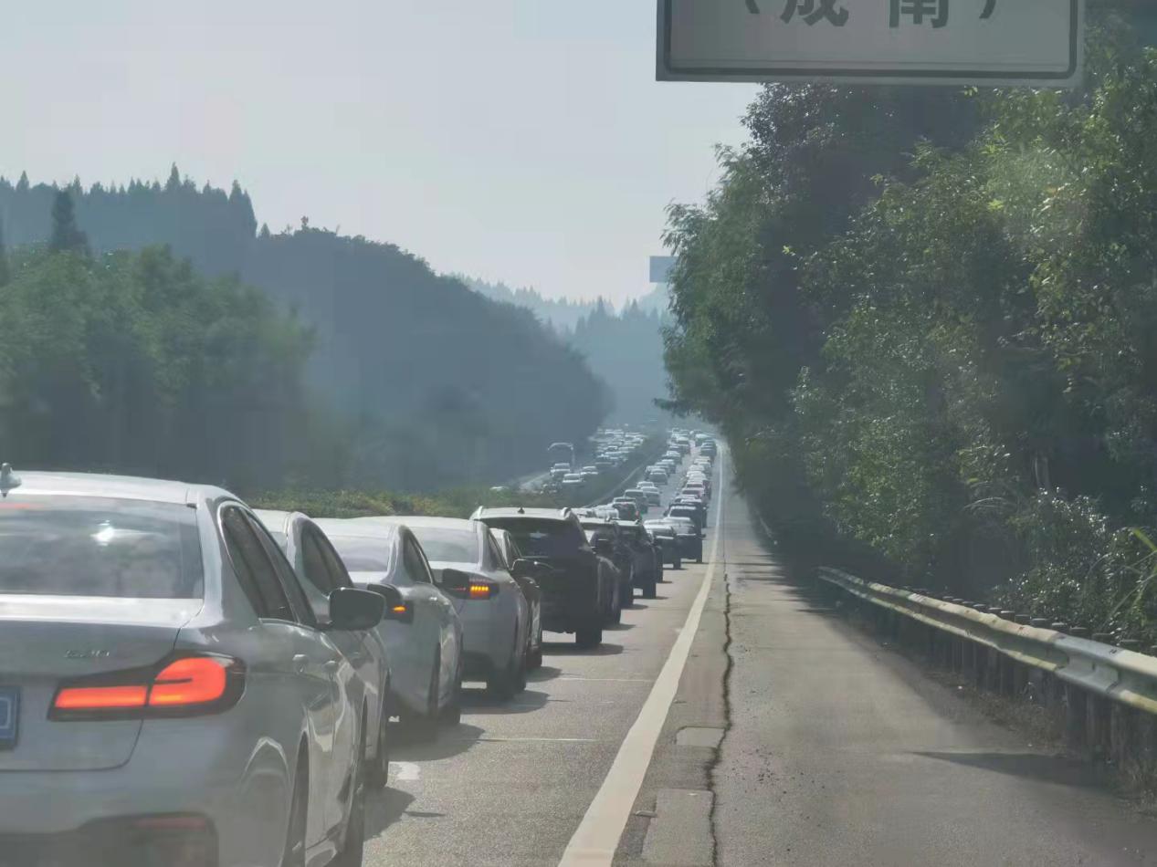 未来三天仍有出行高峰 四川高速公安特别提醒→