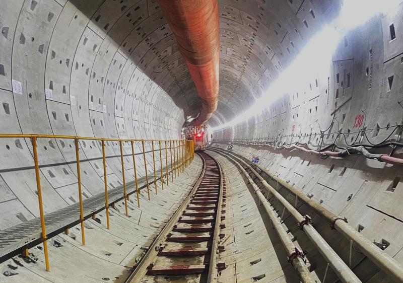 成都轨道交通10号线三期工程首个盾构区间顺利贯通 