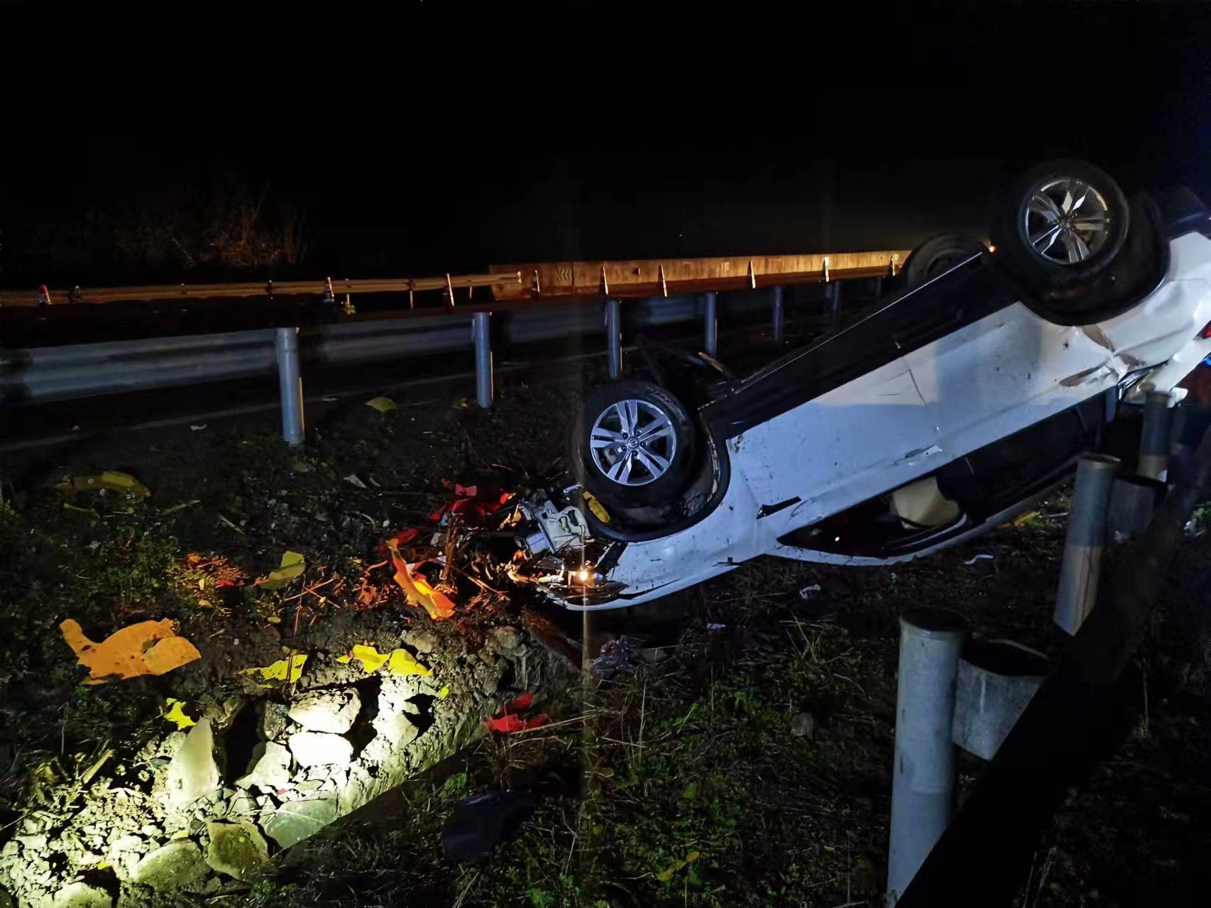 惨痛+血淋淋的教训 非法营运还逃逸 绵遂高速交警12小时破案