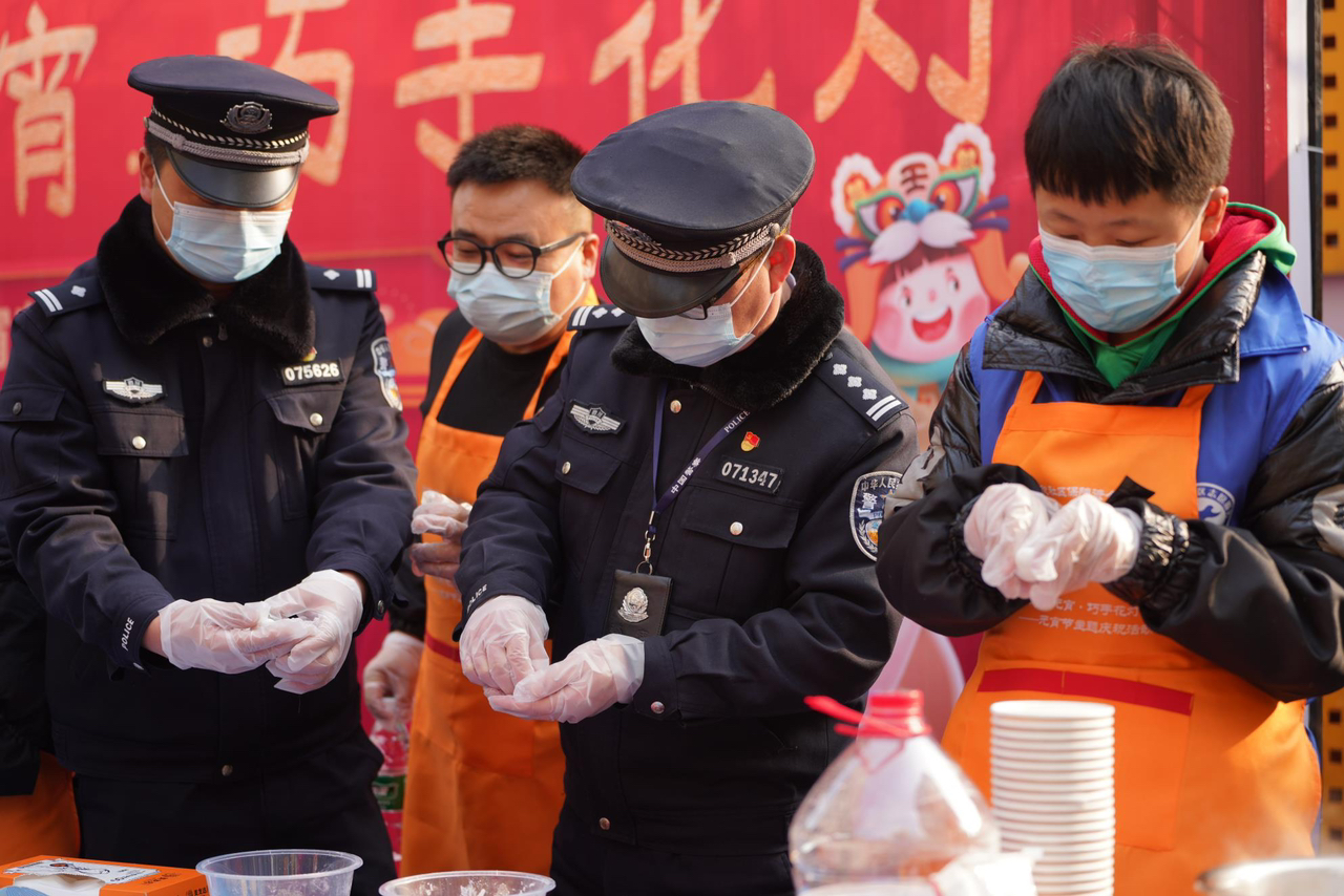 糯糯元宵甜 浓浓警民情 青羊公安开展“巧手花灯 安全虎闹元宵”主题活动