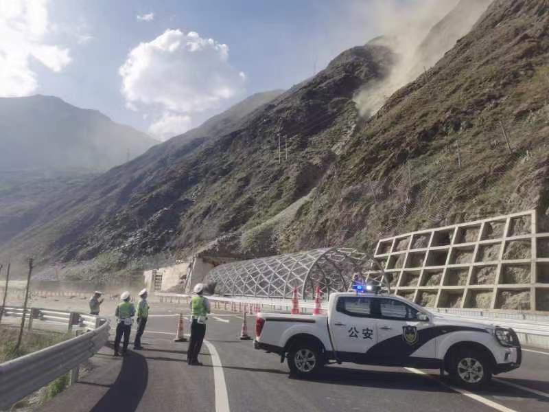 汶马高速一隧道塌方临时交通管制 出州车辆可这样绕行→