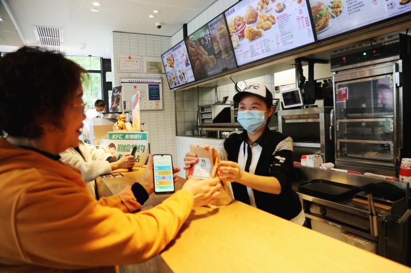 “食物银行”亮相！成都肯德基“余量食物领取站”供市民免费取用